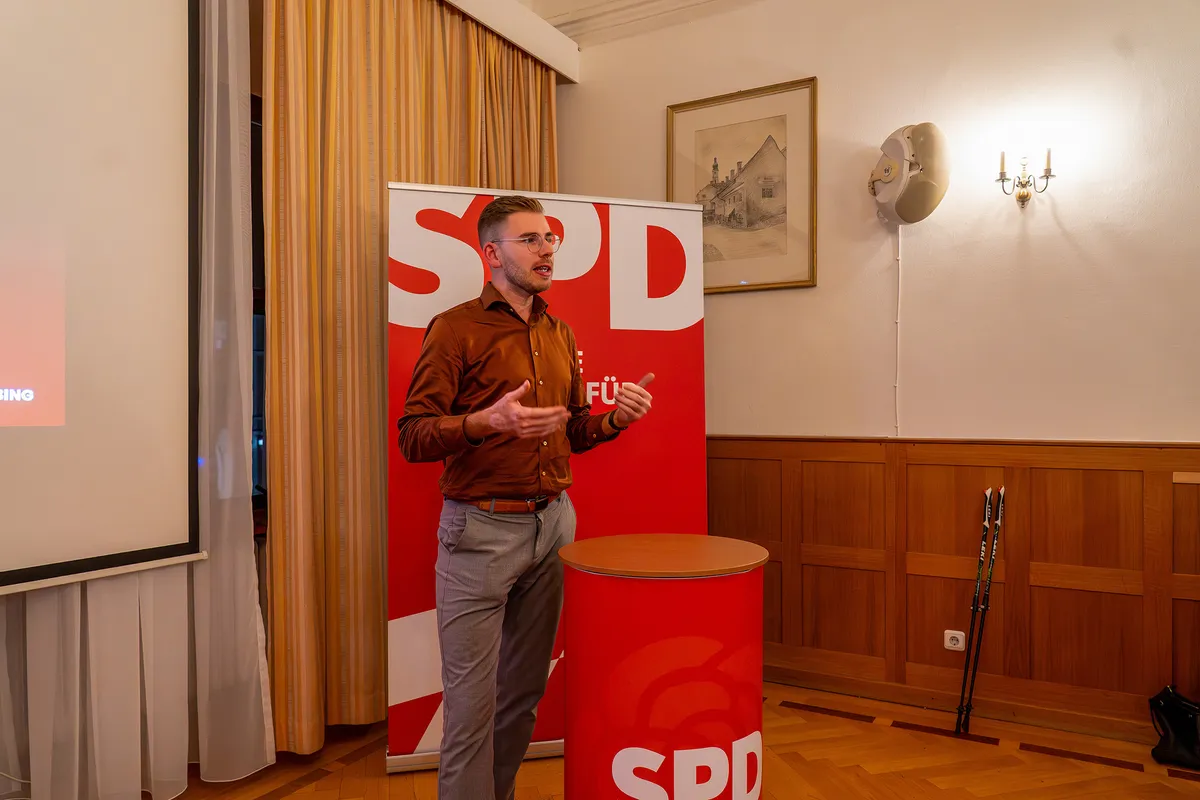 Julian Guggeis spricht vor Publikum – Kandidat für den Stadtrat Straubing 2026